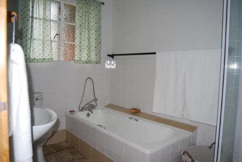 霍维克Urban Bush Lodge的带浴缸和卫生间的浴室。