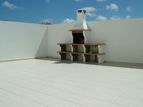 阿托吉亚达巴莱亚Fantastic 3 bedroom Villa - Peniche - Mer&Surf的坐在屋顶上的长凳
