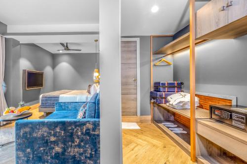卡兰古特Quality Inn Ocean Palms Goa的带双层床的客房和1间带床的卧室
