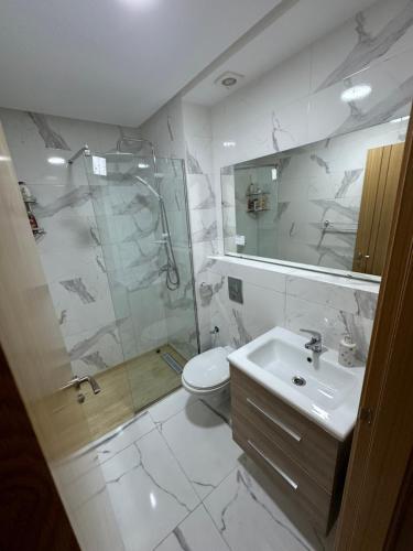 丹吉尔Luxury AÏDA FLAT的带淋浴、卫生间和盥洗盆的浴室