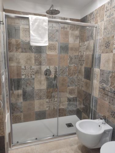 莫拉-迪巴里Dimora Gassi的带淋浴、卫生间和盥洗盆的浴室