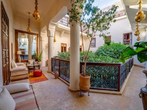 马拉喀什Riad Maialou & SPA的客厅,带植物的门廊