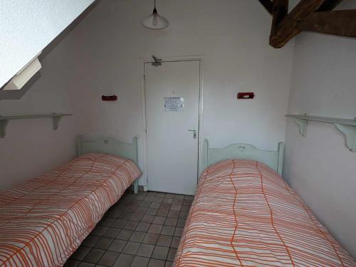 ContignySous le même ciel的一间卧室配有两张床和一个衣柜