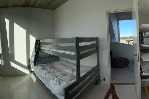KlintehamnLuxurious design villa near beach - sleeps 8+的带一张双层床的客房位于带窗户的房间内