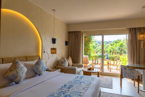 赫尔格达福尔特阿拉贝斯克度假村、Spa&乡村酒店的酒店客房设有一张床和一个阳台。