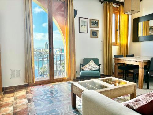巴塞罗那巴塞罗那兰布拉大道公寓酒店的客厅配有沙发和桌子