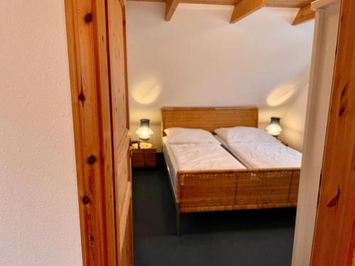 蒂门多夫Ferienhäuser Liethmann Haus 4 W2的一间小卧室,内配一张床和两盏灯