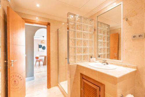 马贝拉Stylish Apartment Aloha Hill Club Marbella - TCM的一间带水槽和镜子的浴室