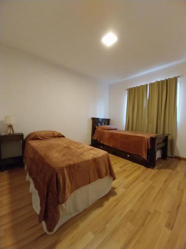 阿尔玛菲埃尔特Moras Morada的一间卧室设有两张床,铺有木地板