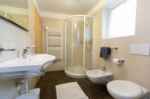 拉维拉哥泽安娜公寓的一间带水槽、卫生间和淋浴的浴室
