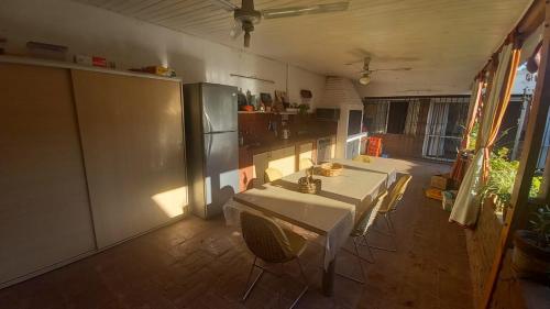 科尔多瓦CASA AMPLIA Y CONFORTABLE的厨房配有2张桌子和冰箱