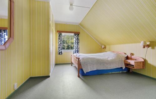 Strandebarm5 Bedroom Cozy Home In Strandebarm的卧室拥有黄色的墙壁,设有一张床和窗户。