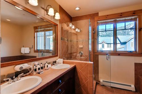 基斯通Keystone Private Homes by Keystone Resort的一间带两个盥洗盆和淋浴的浴室