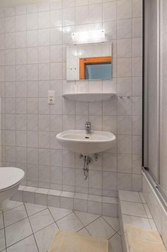 诺德奈Haus Naase App 3的白色的浴室设有水槽和镜子