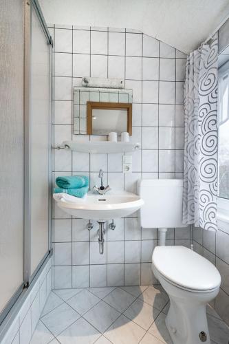 诺德奈Haus Naase App 2的一间带卫生间和水槽的浴室