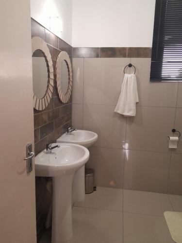 爱德华港INDABA MANOR ON OWEN ELLIS DR的浴室设有2个水槽和镜子