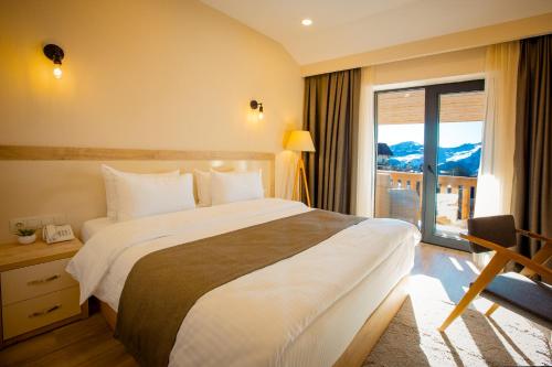 古多里古多里酒店的酒店客房设有一张大床和一个阳台。