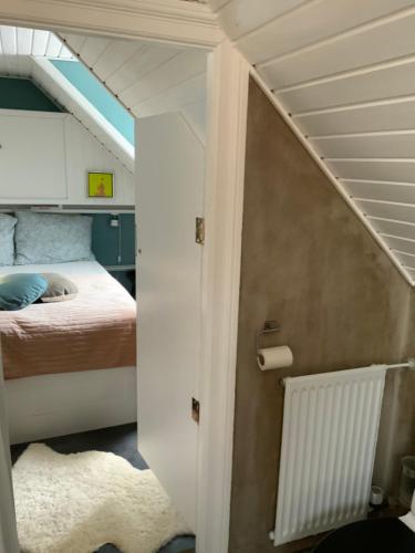 尼克宾法尔斯特Spiced Bed&Breakfast的小房间,设有床和楼梯间