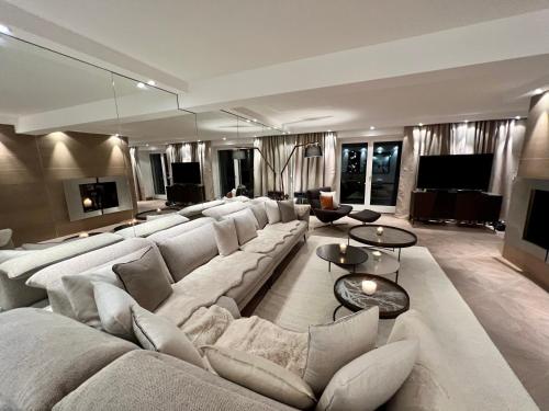 朗斯Exclusive Comfy Apartment in Central Crans-Montana的大型客厅配有大型白色沙发