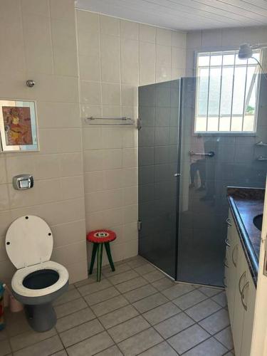 弗洛里亚诺波利斯Apartamento 100 mt da praia em Promoção的一间带卫生间和淋浴的小浴室