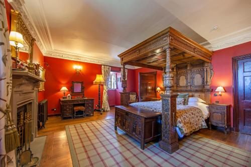 奥本Barcaldine Castle的一间卧室设有一张天蓬床和一个壁炉