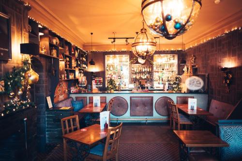 凯西克克莱达勒旅舍的一间带桌椅的餐厅和一间酒吧