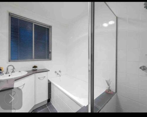 PhillipResort style home pool spa sauna的带淋浴和盥洗盆的白色浴室