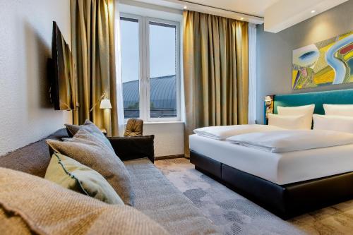 威斯巴登威斯巴登一号汽车旅馆的酒店客房设有床和窗户。