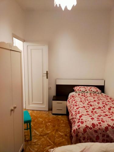 佩戈LA CASA DEL SOL的一间卧室配有一张红色棉被的床