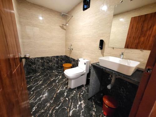 阿姆波尔Rashiva Resort的浴室配有白色卫生间和盥洗盆。