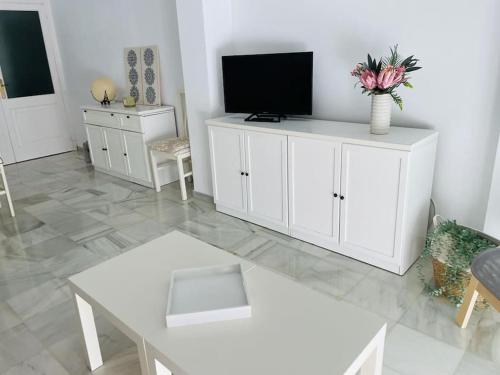 圣何塞Bahía Vista 6的白色的客厅配有电视和白色桌子。