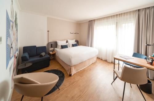 汉诺威June Six Hotel Hannover City的配有一张床和一张书桌的酒店客房