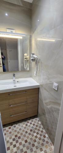 拉梅特拉·德·玛尔Bella vista的一间带水槽和镜子的浴室