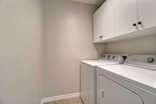蒙克顿Home in Central Moncton WFH NBCC的白色洗衣房配有洗衣机和烘干机