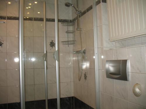 圣阿尔德贡德豪斯伊迪丝肯帕公寓的带淋浴的浴室和卫生纸饮水机