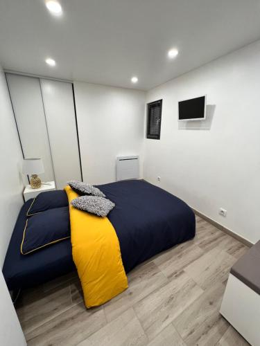 FriesenheimVilla Louméa - Le Chalet avec jacuzzi的一间卧室配有一张带黄色毯子的大床