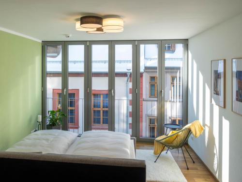 爱尔福特Altstadt Apartment for 2的一间卧室设有一张床和一个大窗户