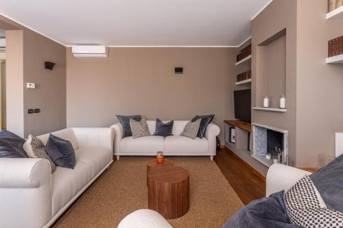 米兰Suite Alzaia by iCasamia的客厅配有2张白色沙发和壁炉