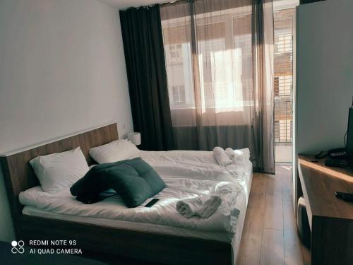 巴库里阿尼Tribu apartment 204的窗户客房内的一张床位