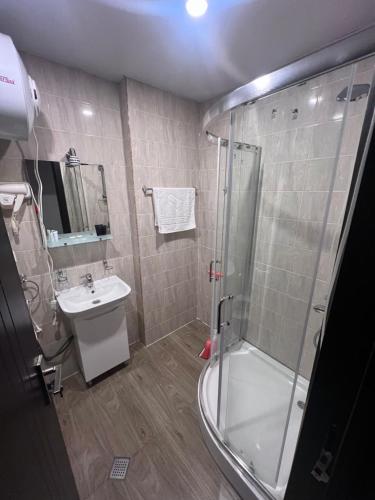 巴库里阿尼Tribu apartment 204的带淋浴和盥洗盆的浴室