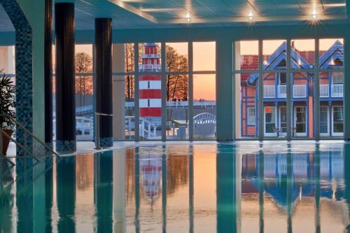 赖因斯贝格Precise Resort Hafendorf Rheinsberg的享有大楼景致的游泳池