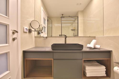 海法Luxury Suites by Notaly Ariel - Carmel Beach的一间带水槽和镜子的浴室