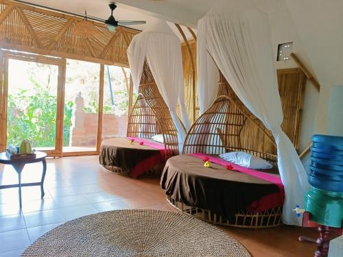 希德门大山景别墅度假酒店的客房设有两张床和蚊帐。