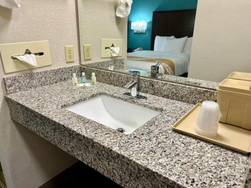 韦科近大学质量酒店及套房的一间酒店客房内带水槽的浴室