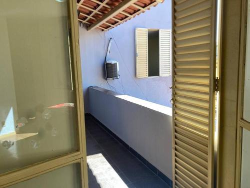 乌贝拉巴Solar dos Costais: casa com 4 suítes climatizadas的浴室配有盥洗盆和浴缸。