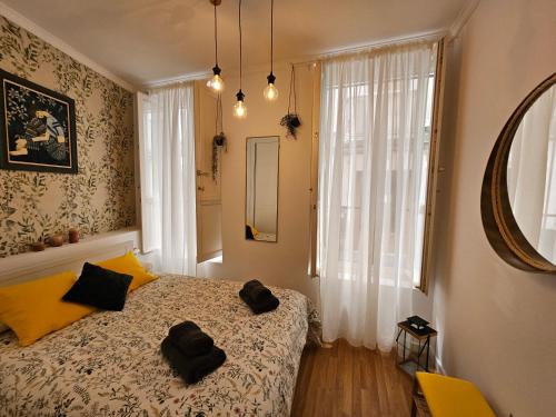 加的斯Paraíso Malecón de Cádiz的一间卧室配有一张带黄色枕头的床和一扇窗户
