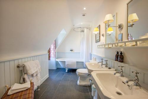 奥本Barcaldine Castle的一间带两个盥洗盆和卫生间的浴室