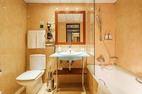 里斯本里斯本大陆假日酒店度假村的浴室配有卫生间、盥洗盆和淋浴。