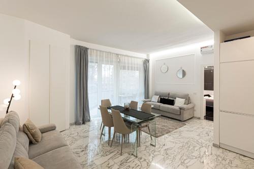 罗马马鲁帕之家豪华公寓的白色的客厅配有桌子和沙发