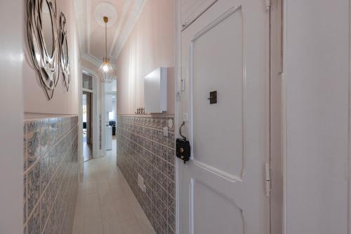 里斯本Apartamento Moderno com Terraço的浴室内带白色门的走廊